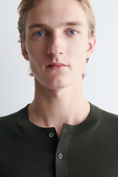 COS スリムメリノウールヘンリートップ