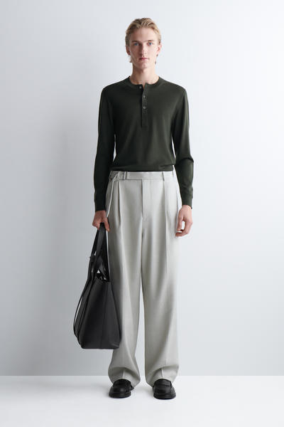 COS スリムメリノウールヘンリートップ