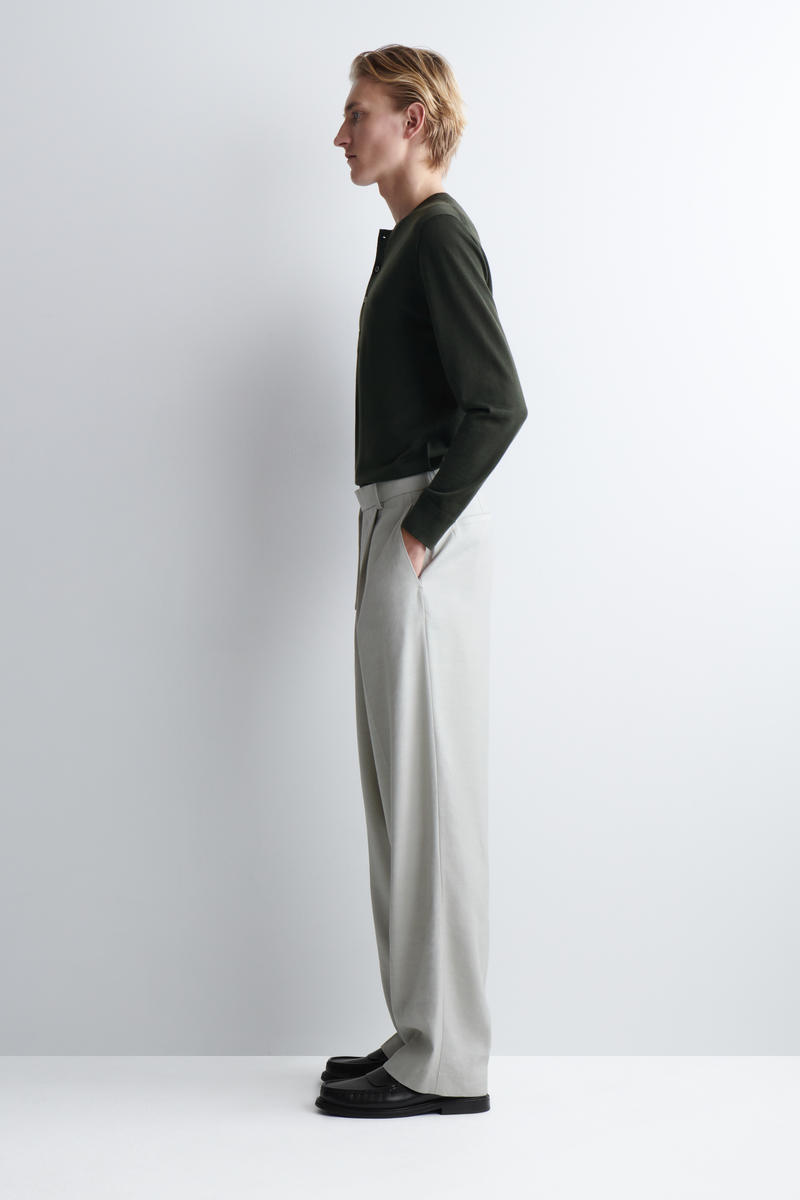 COS スリムメリノウールヘンリートップ