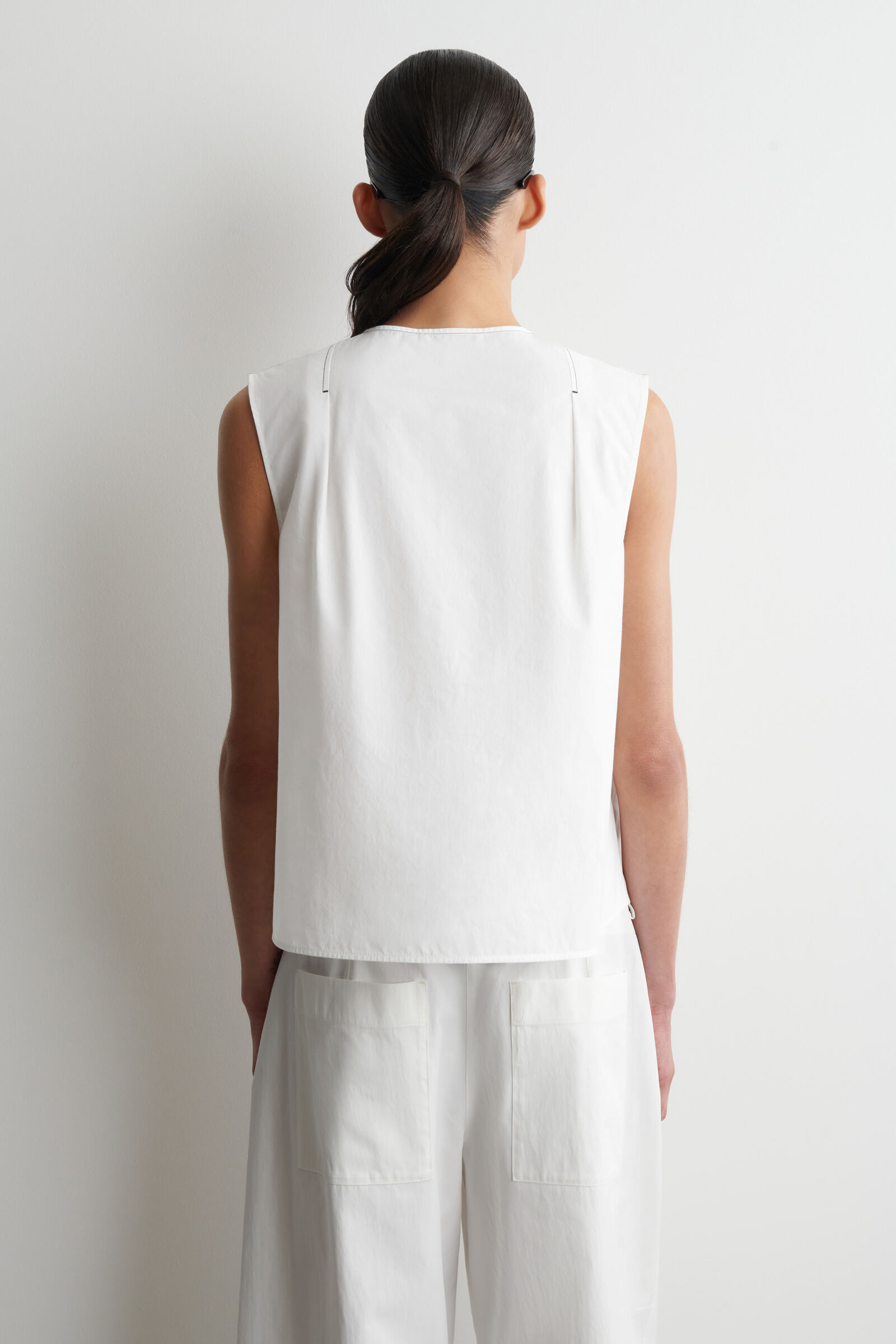 PLEATED SLEEVELESS TOP プリーツノースリーブトップス ホワイト｜COS