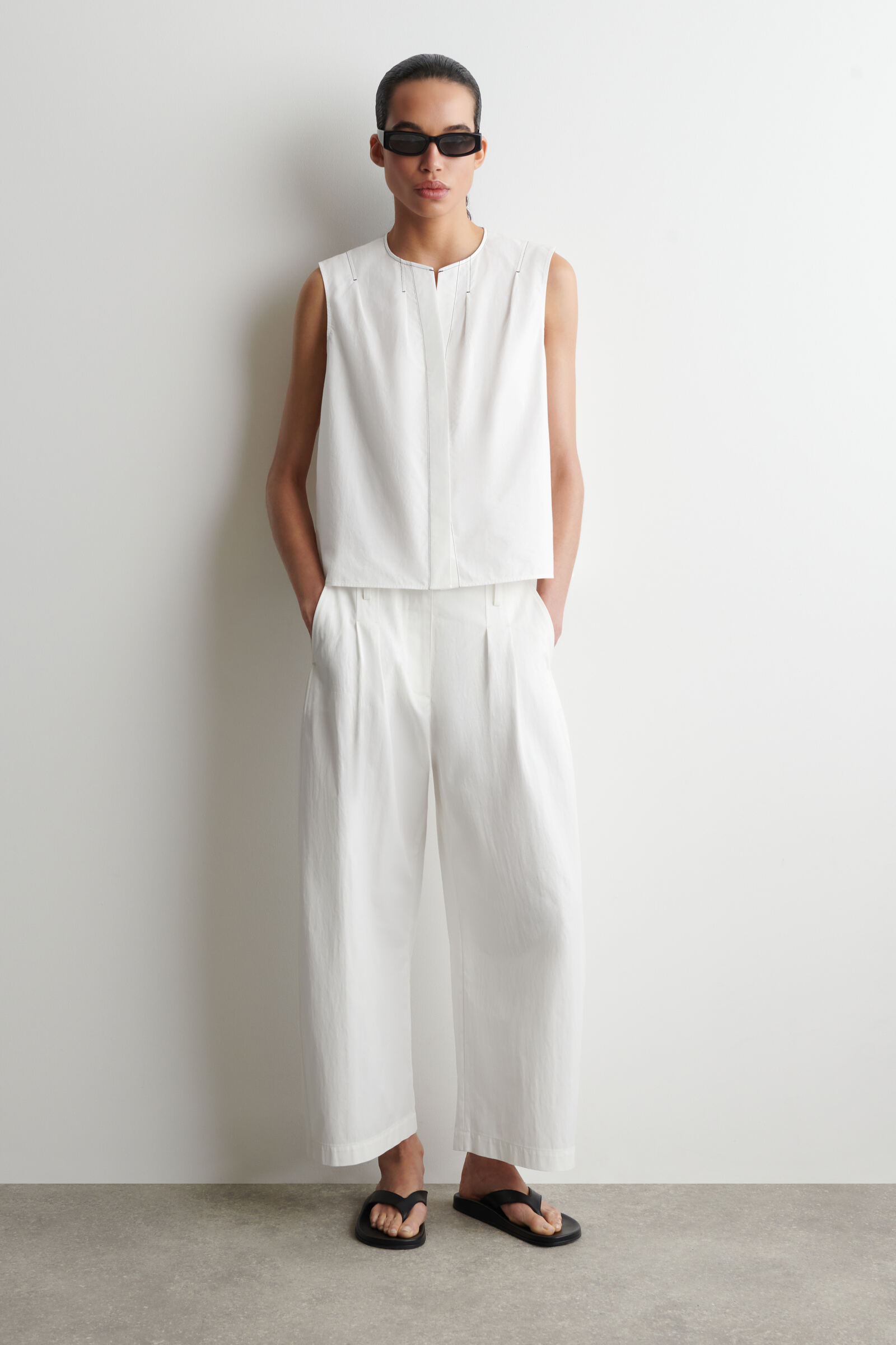 PLEATED SLEEVELESS TOP プリーツノースリーブトップス ホワイト｜COS 