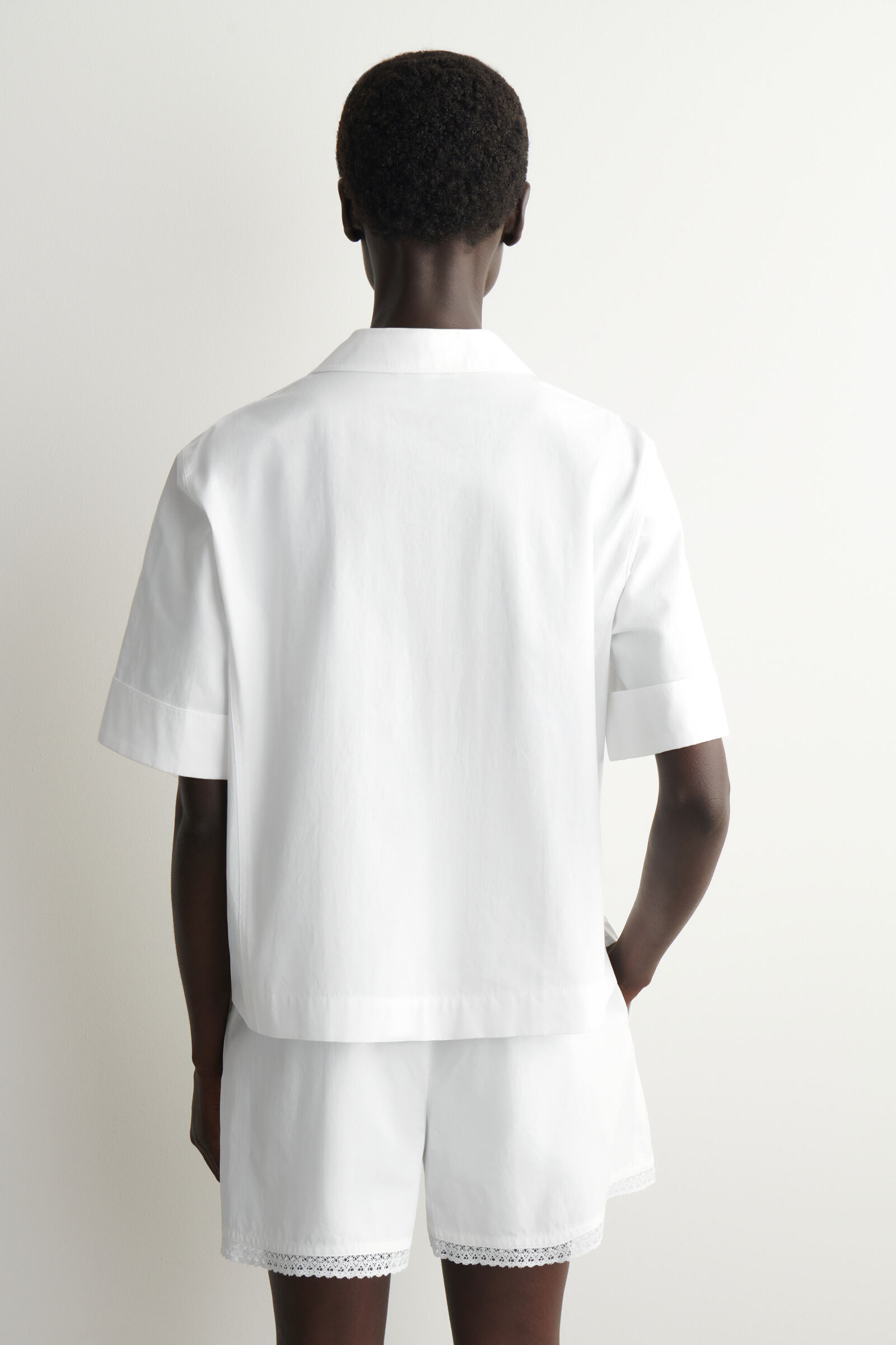とっＰ　COS レーストリムリゾートシャツ LACE-TRIMMED RESORT SHIRT レーストリムリゾートシャツ ホワイト｜COS