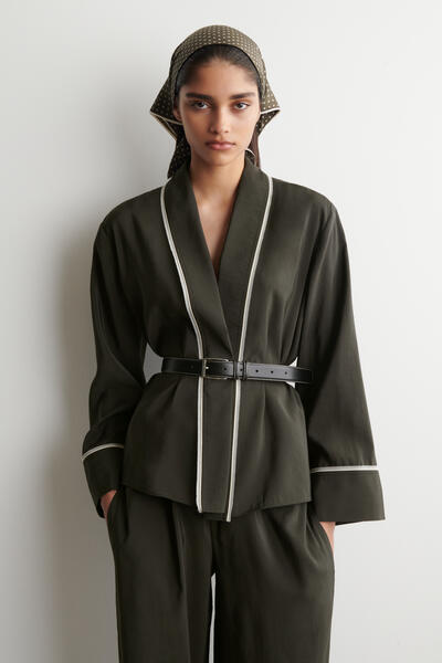 COS コントラストパイピング ベルト付きラップトップ