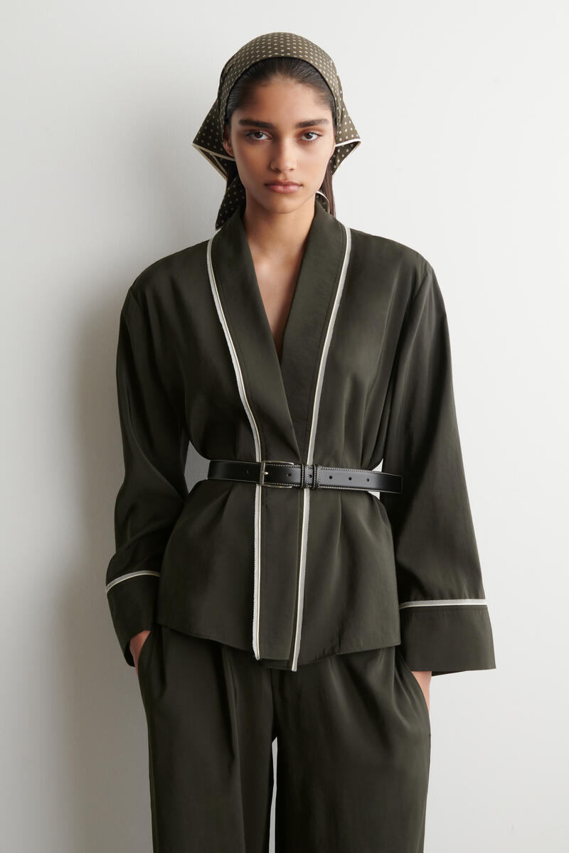 COS コントラストパイピング ベルト付きラップトップ