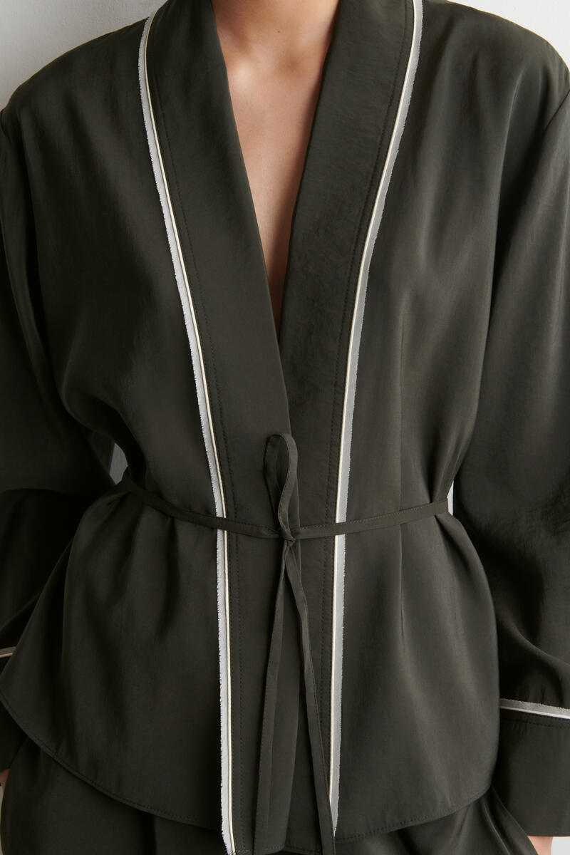 COS コントラストパイピング ベルト付きラップトップ