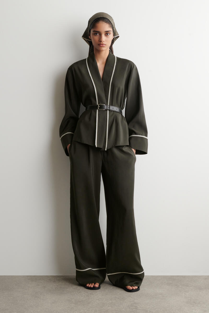 COS コントラストパイピング ベルト付きラップトップ