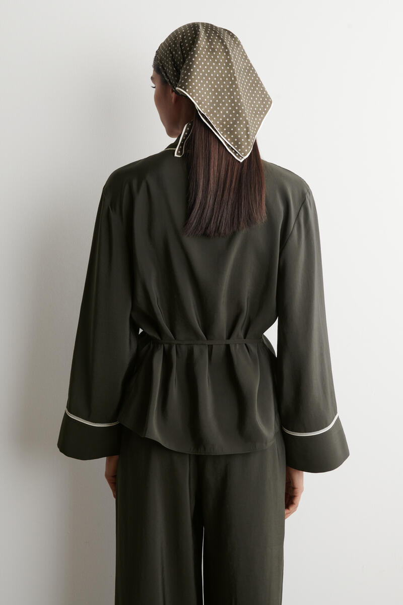 COS コントラストパイピング ベルト付きラップトップ