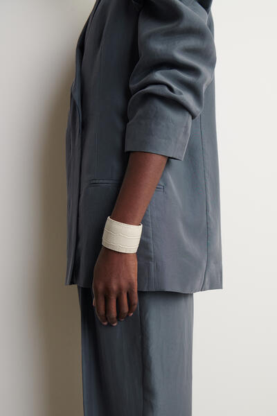 COS クロコ型押しレザーカフ