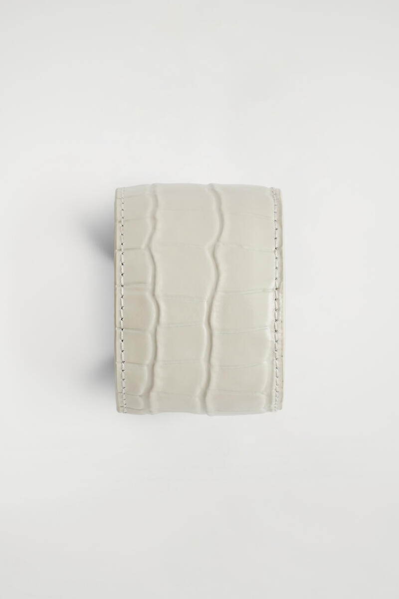 COS クロコ型押しレザーカフ