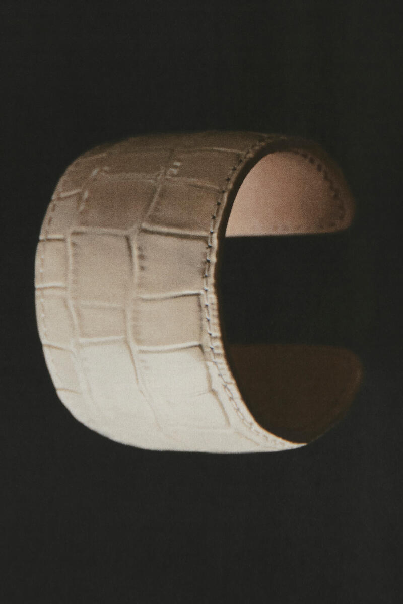 COS クロコ型押しレザーカフ