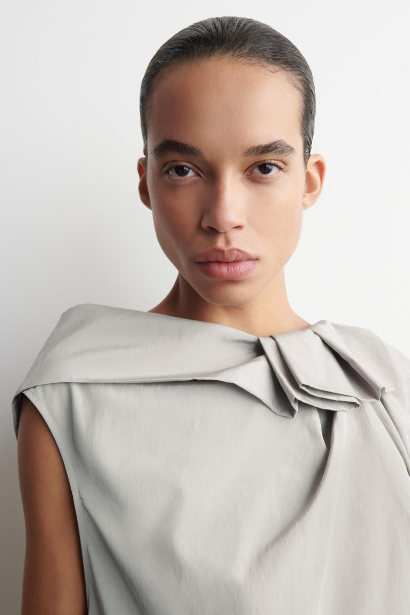 COS オーバーサイズ ドレープトップ