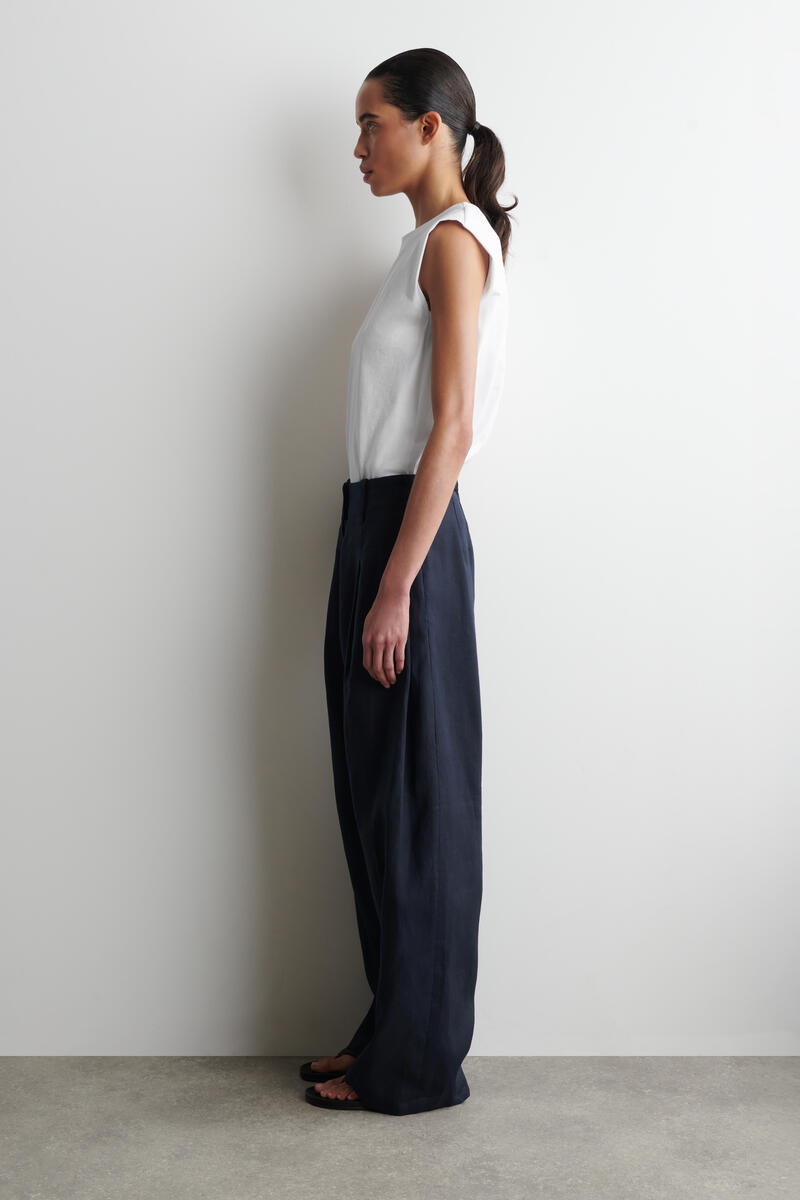 COS 立体的なショルダーディテール コットンジャージー タンクトップ