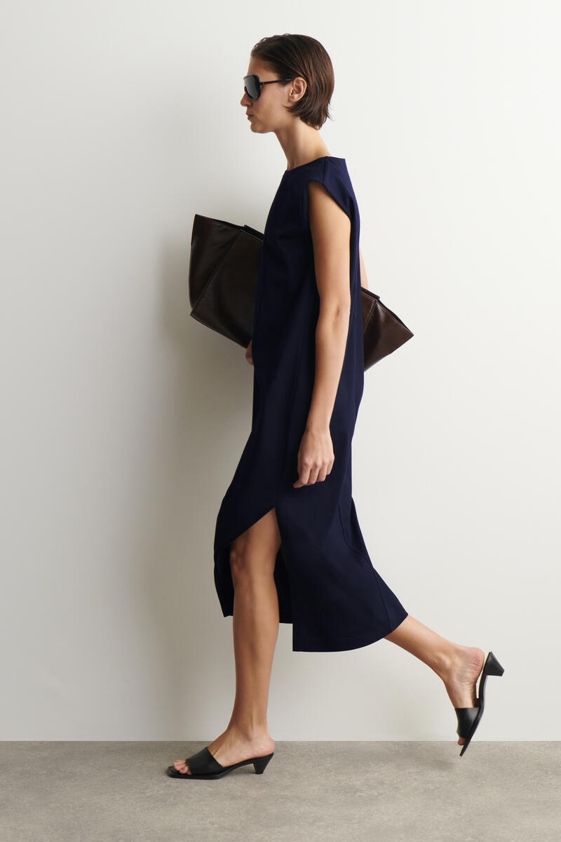 COS 立体的なショルダーディテール コットンジャージー ミディワンピース