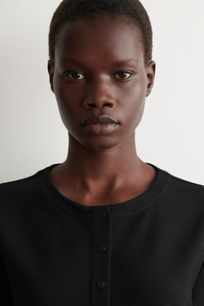 COS ミニマルジャージーカーディガン