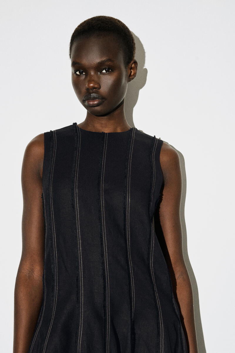 COS スカルプテッドプリーツ ミニワンピース