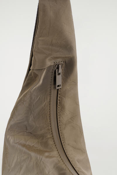 COS カーブド クロスボディバッグ - しわ加工