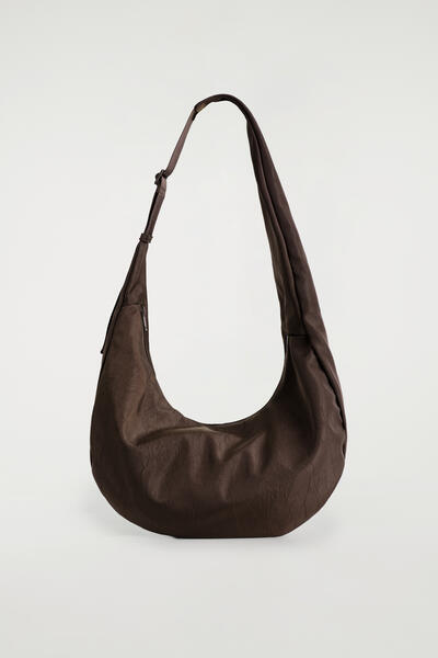 COS カーブド クロスボディバッグ - しわ加工