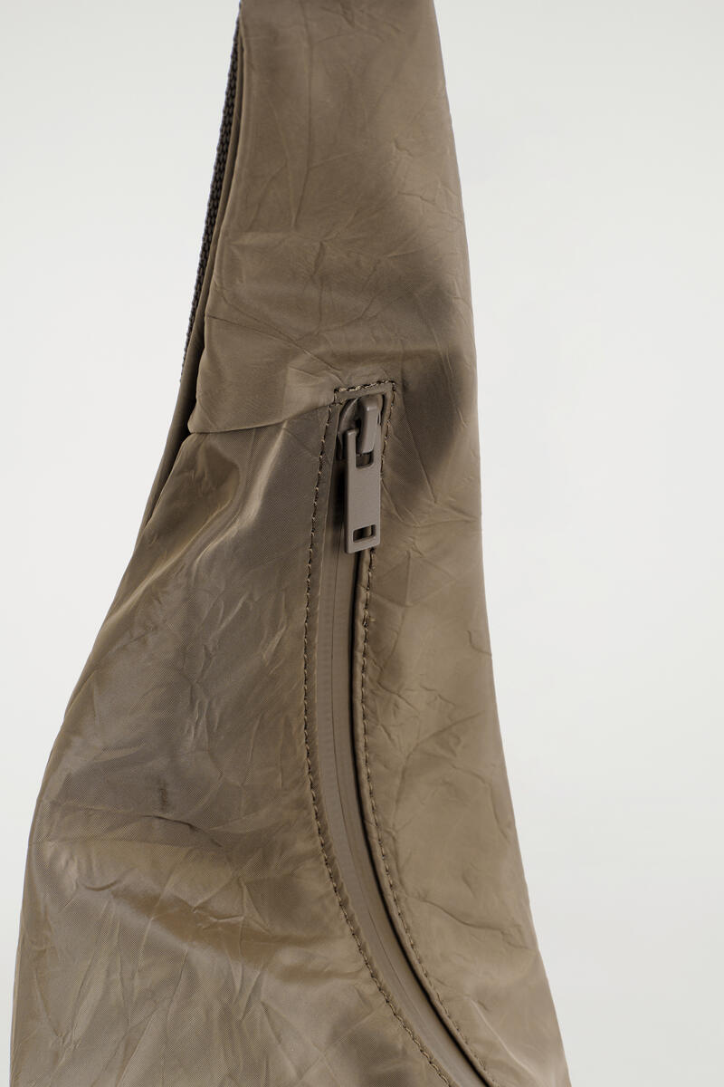 COS カーブド クロスボディバッグ - しわ加工