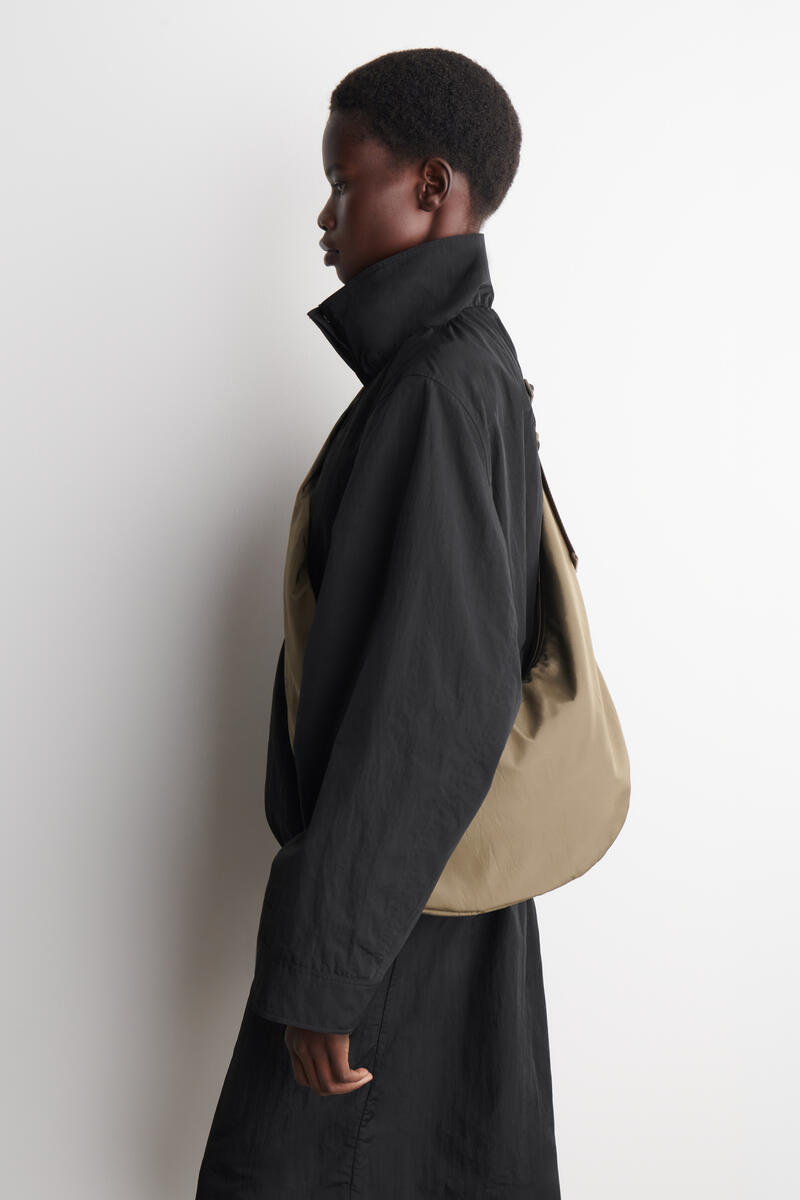 COS カーブド クロスボディバッグ - しわ加工