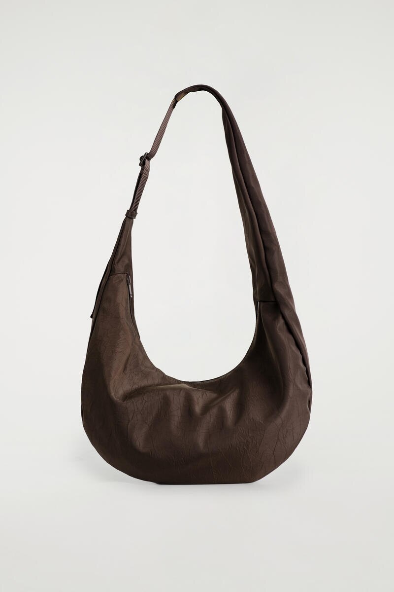 COS カーブド クロスボディバッグ - しわ加工