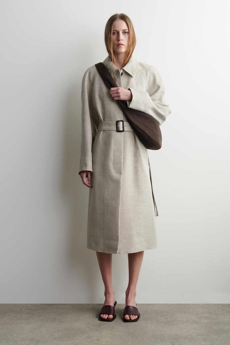 COS カーブド クロスボディバッグ - しわ加工