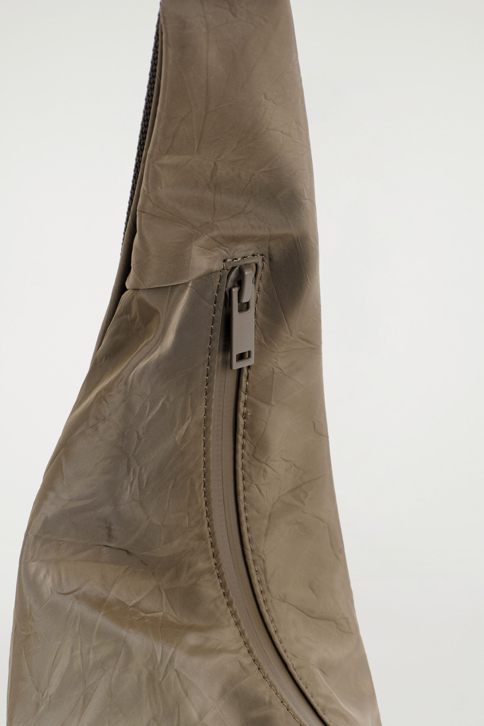 CURVED CROSSBODY BAG - CRINKLED-SHELL カーブド クロスボディバッグ