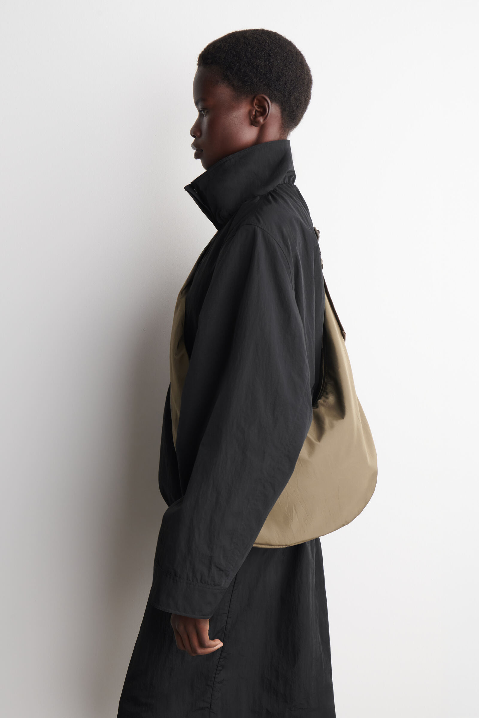 CURVED CROSSBODY BAG - CRINKLED-SHELL カーブド クロスボディバッグ