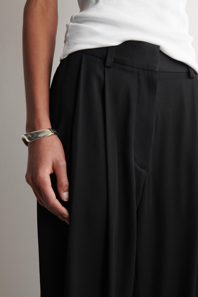 COS プリーツ ツイル バルーンパンツ