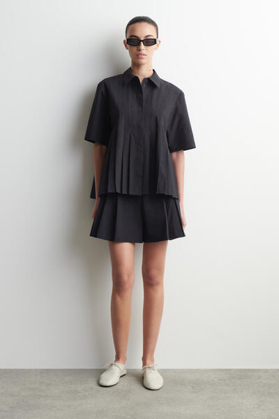 COS プリーツコットンショーツ