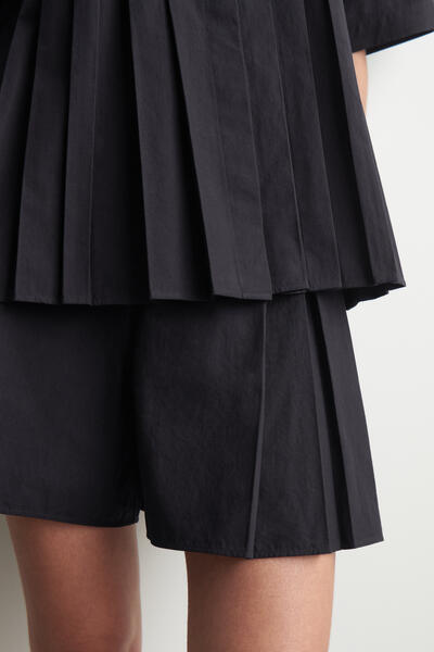 COS プリーツコットンショーツ