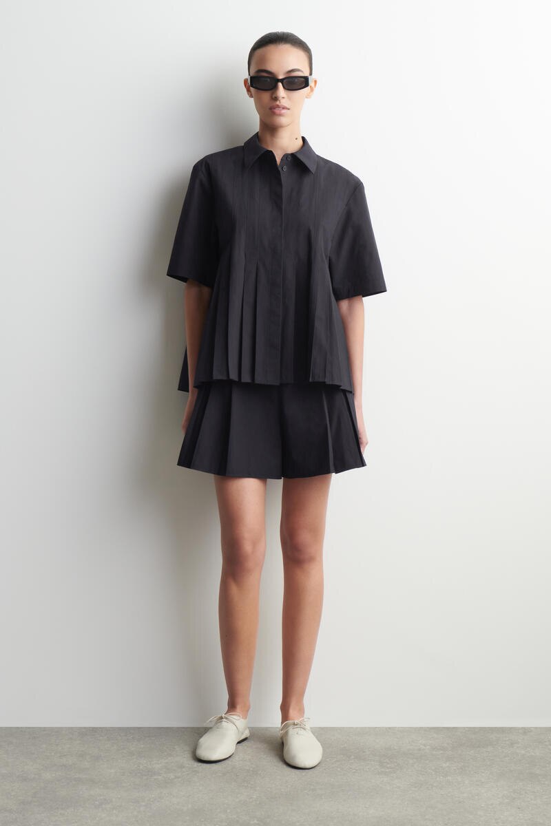 COS プリーツコットンショーツ