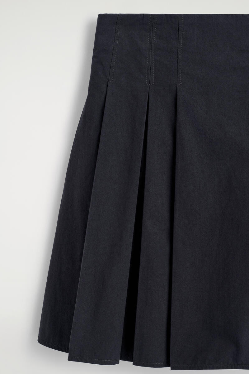 COS プリーツコットンショーツ