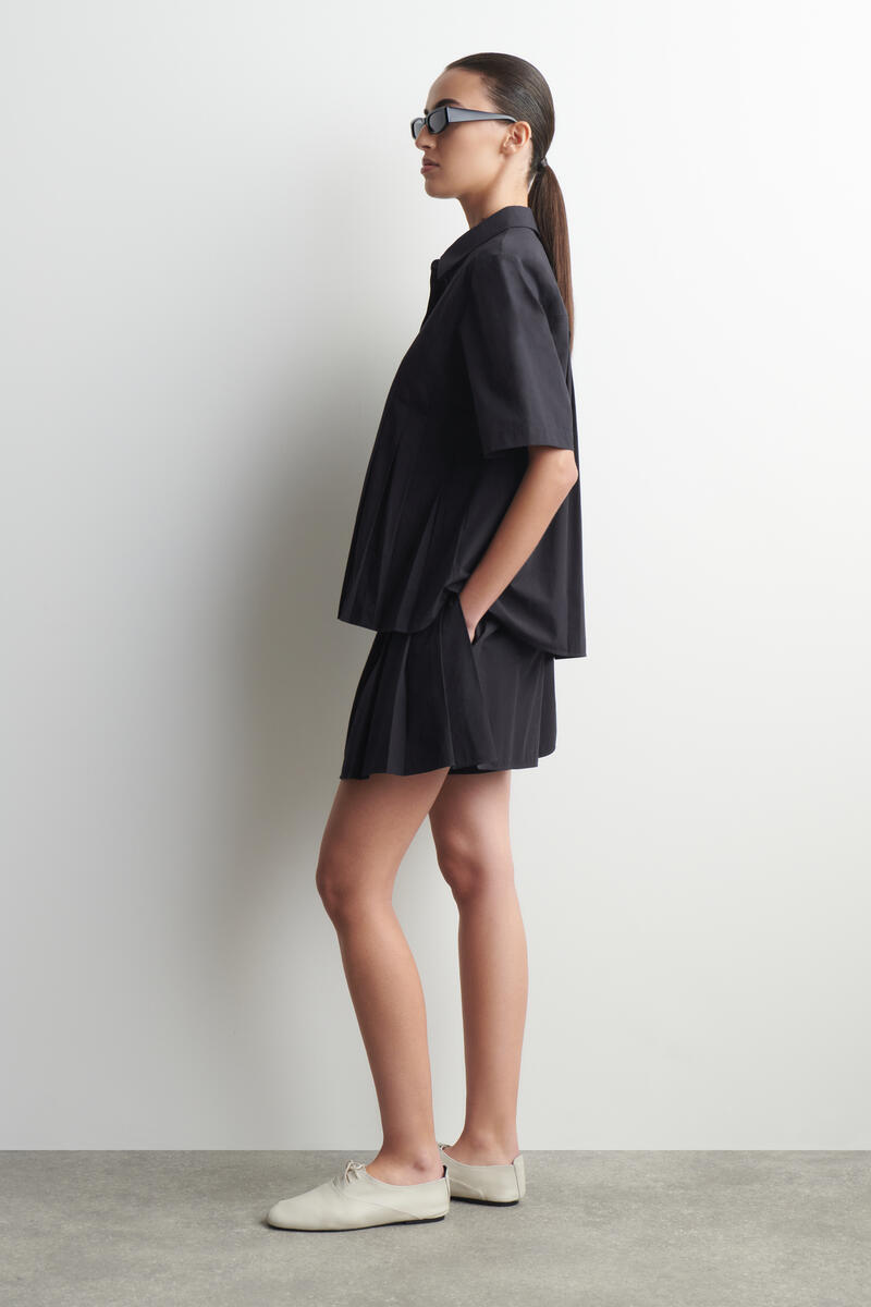 COS プリーツコットンショーツ