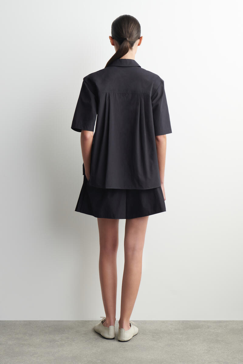 COS プリーツコットンショーツ