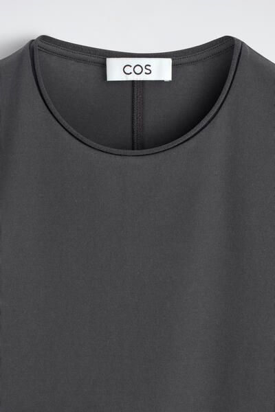 COS スリムフィットコットンTシャツ