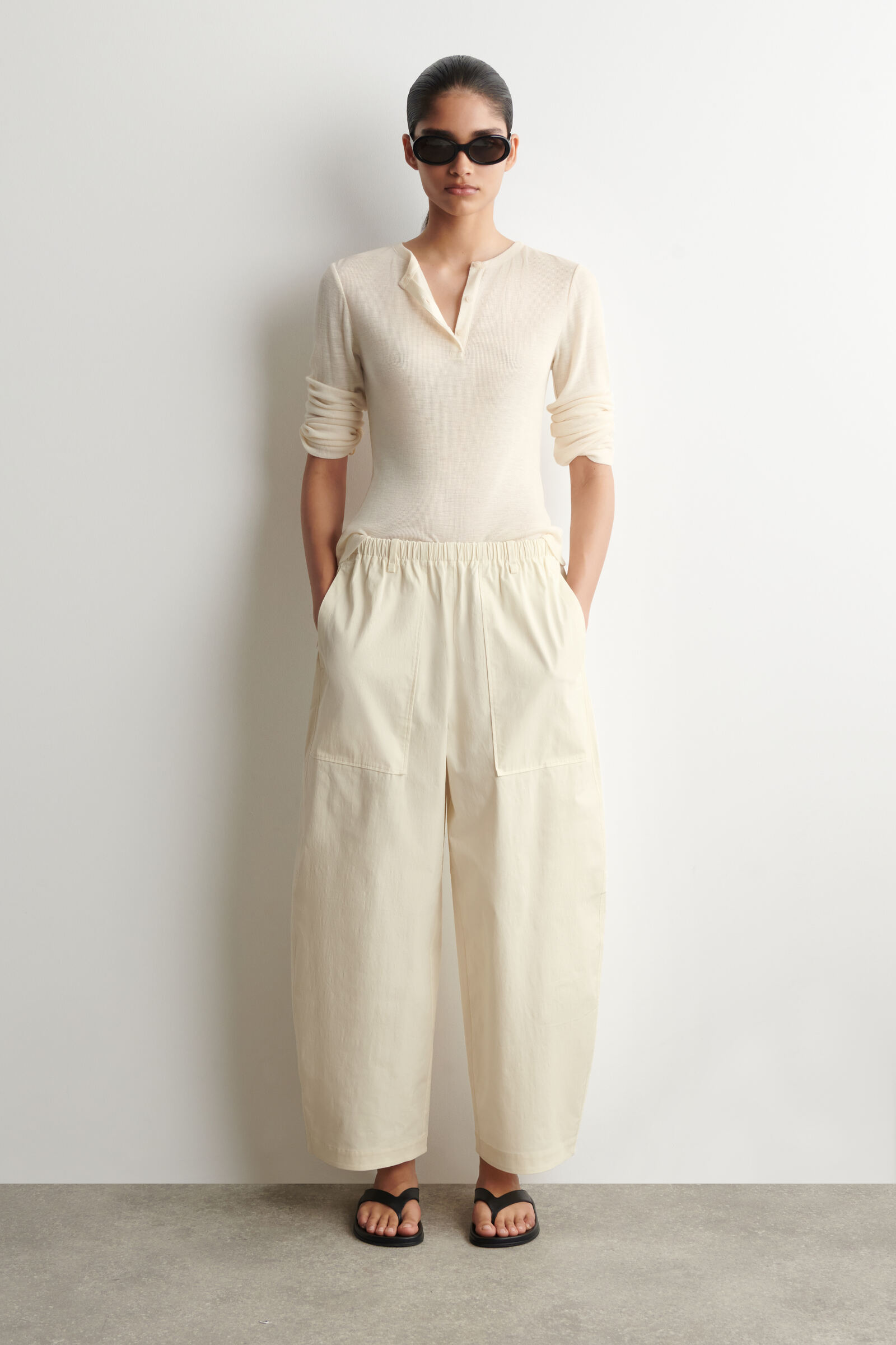 新品未使用完売品【COS】BARREL-LEG COTTON TROUSERS COTTON BARREL-LEG UTILITY TROUSERS コットンバレルレッグ