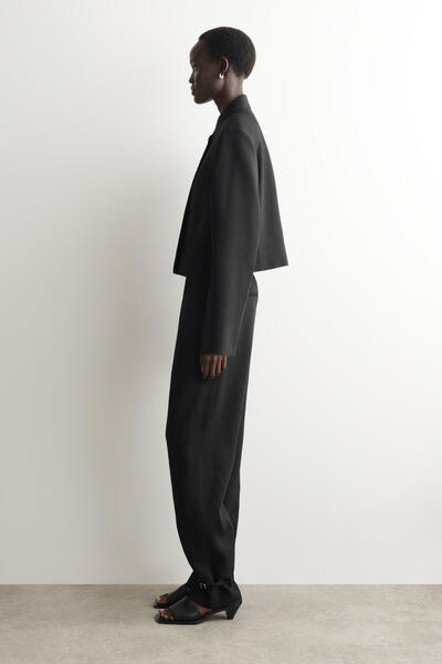 COS クロップド ストラクチャード リネンブレザー