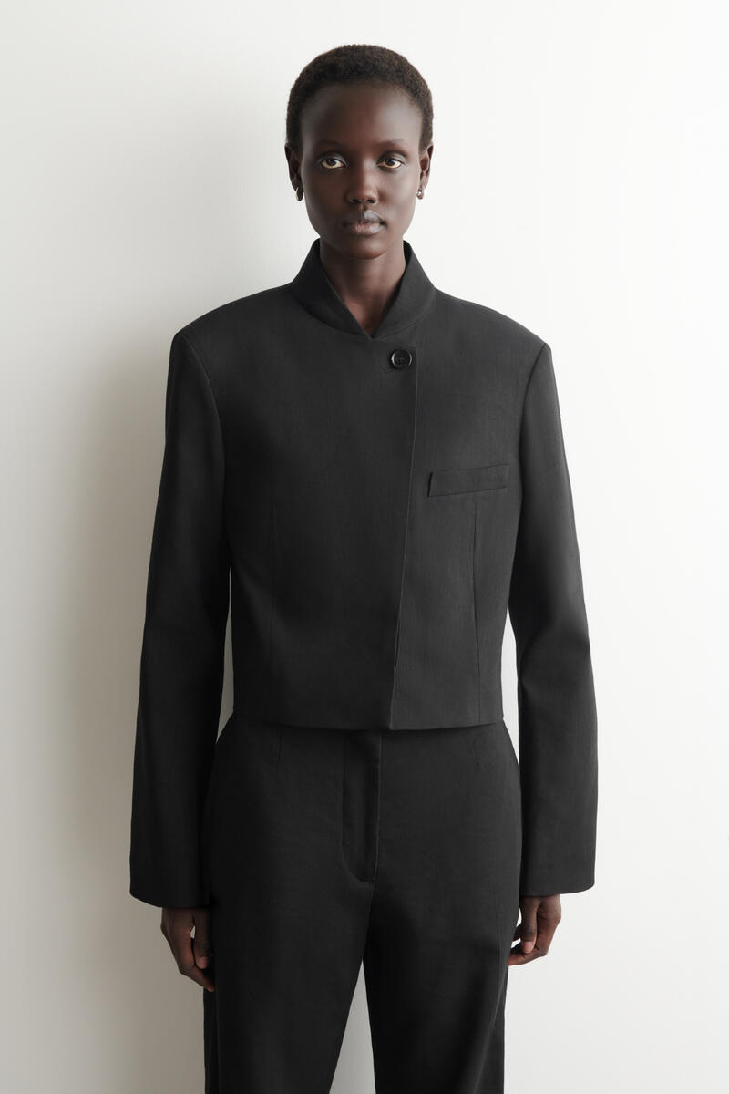 COS クロップド ストラクチャード リネンブレザー