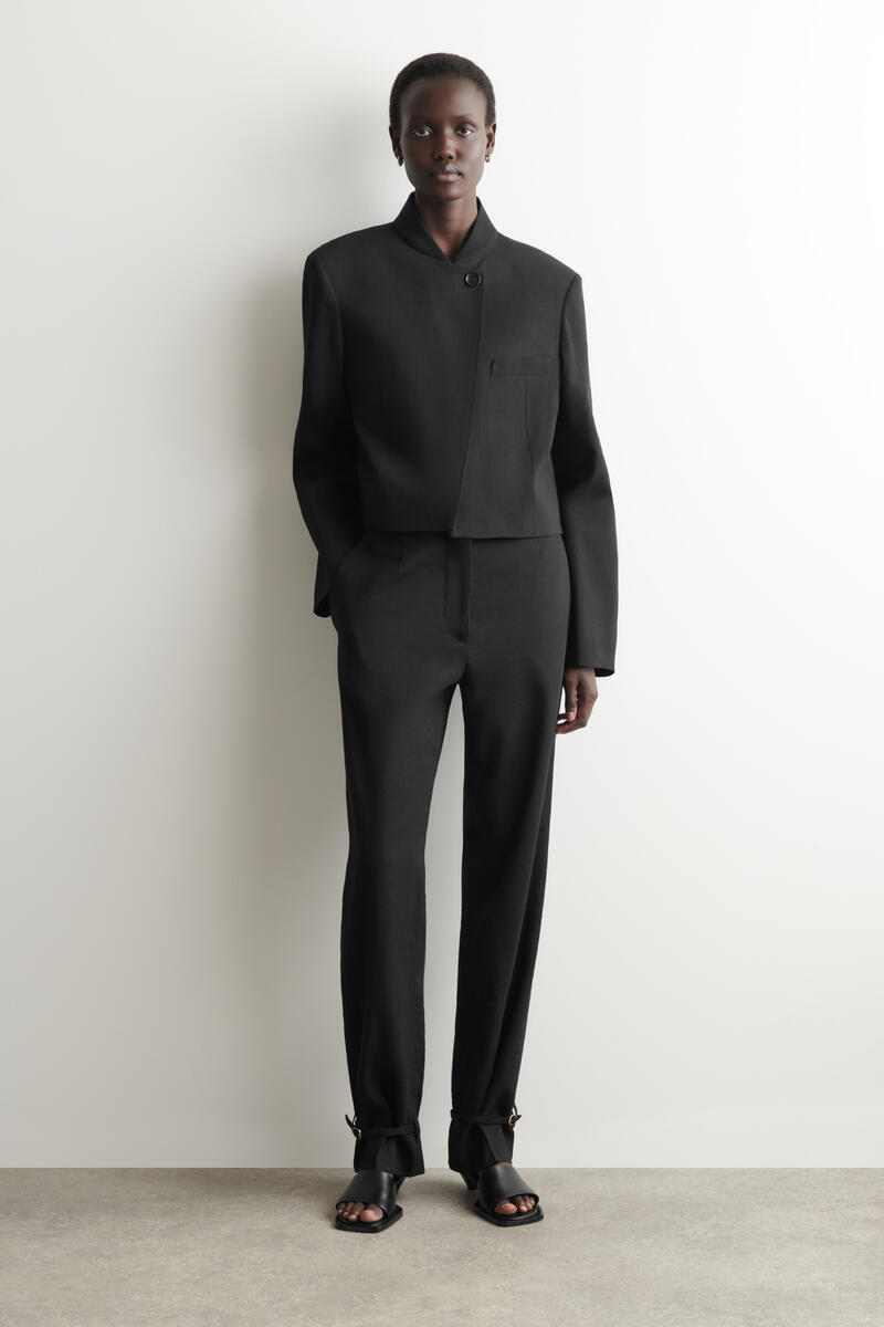 COS クロップド ストラクチャード リネンブレザー