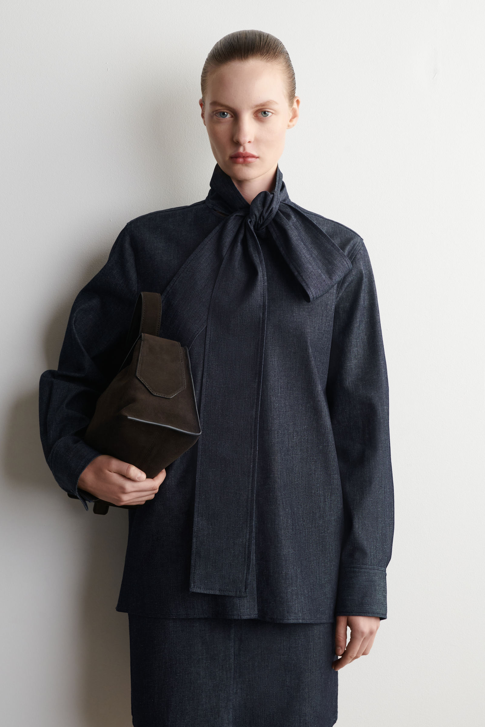 BOW-DETAIL DENIM SHIRT リボンディテール デニムシャツ インディゴ