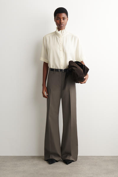 COS ラッフルカラーモーダルブラウス