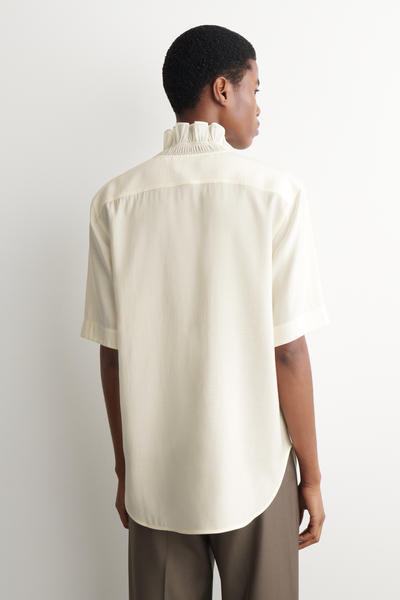 COS ラッフルカラーモーダルブラウス