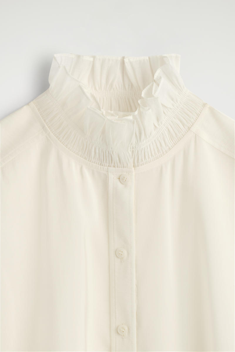 COS ラッフルカラーモーダルブラウス