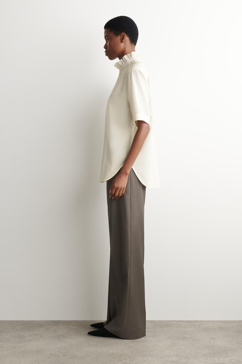 COS ラッフルカラーモーダルブラウス