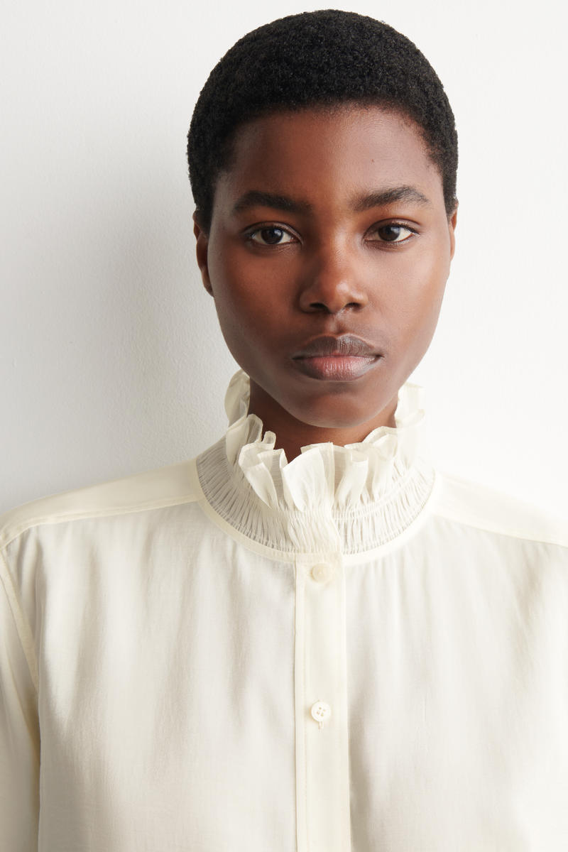 COS ラッフルカラーモーダルブラウス