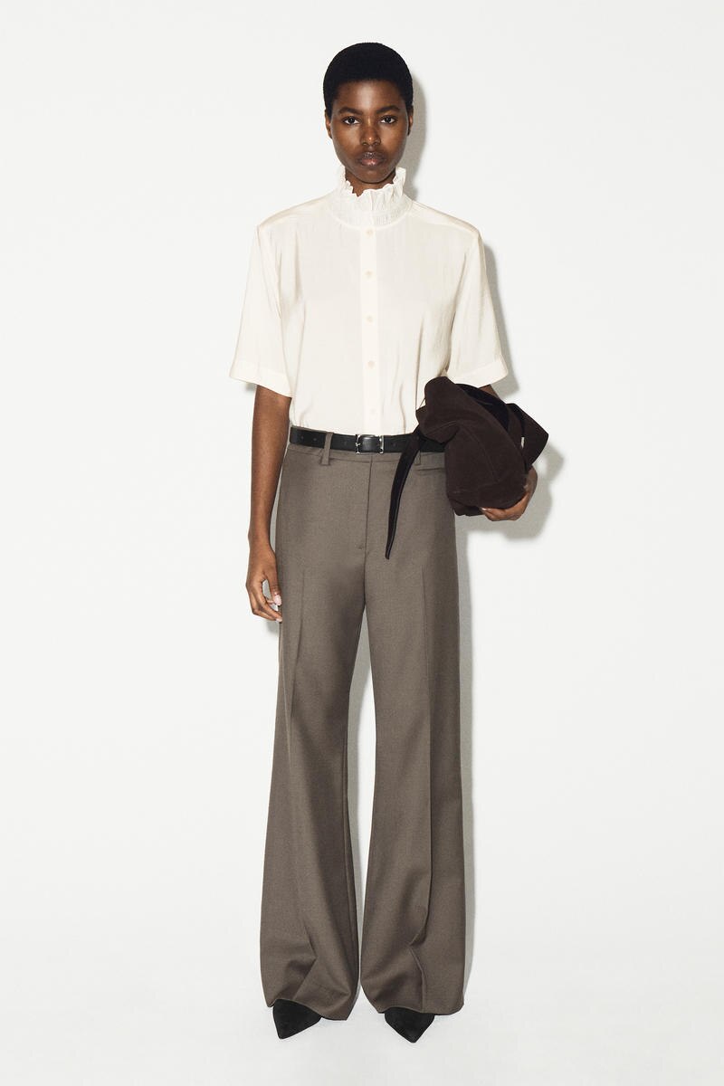 COS ラッフルカラーモーダルブラウス