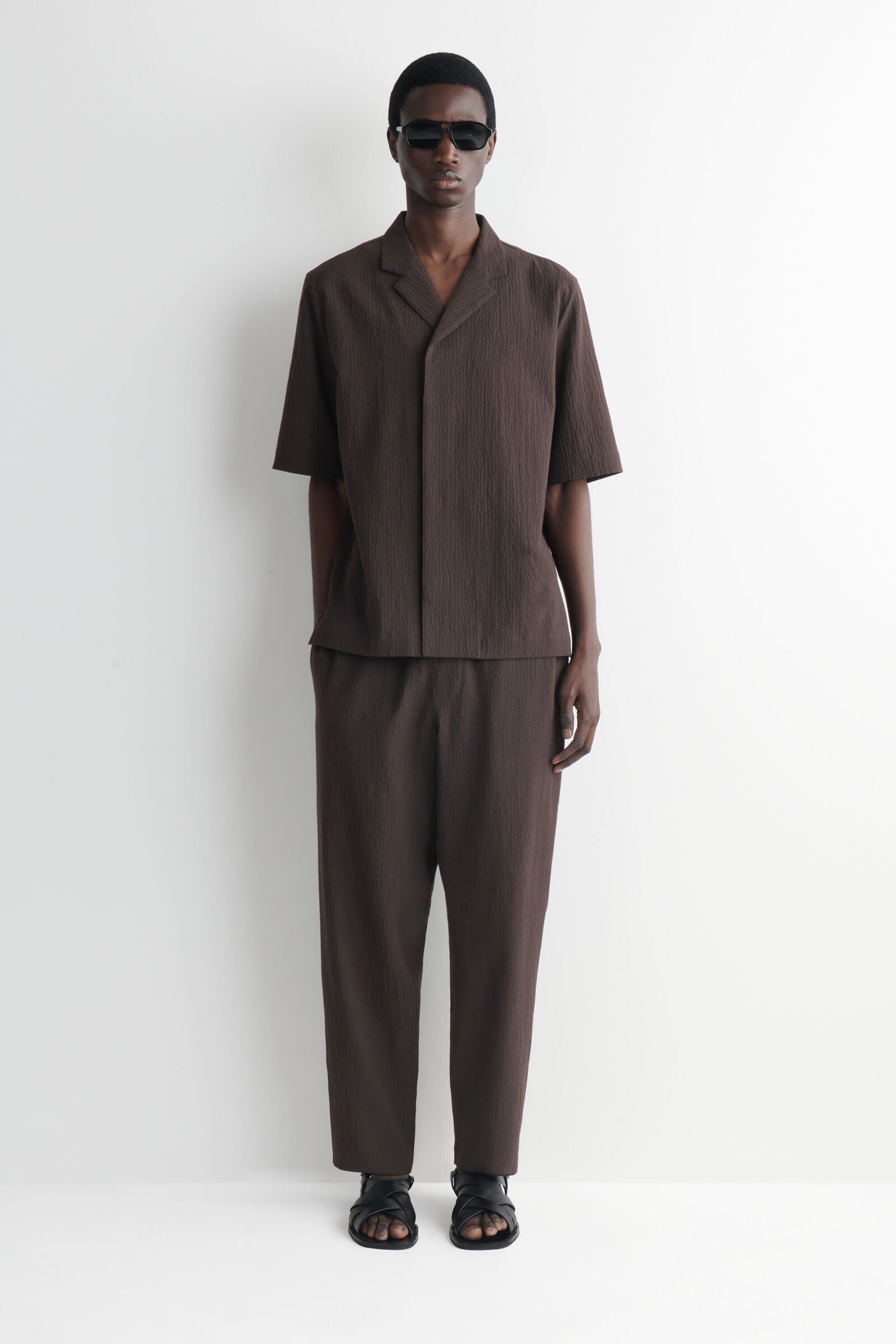 SEERSUCKER REGULAR-FIT TAPERED TROUSERS シアサッカー テーパード