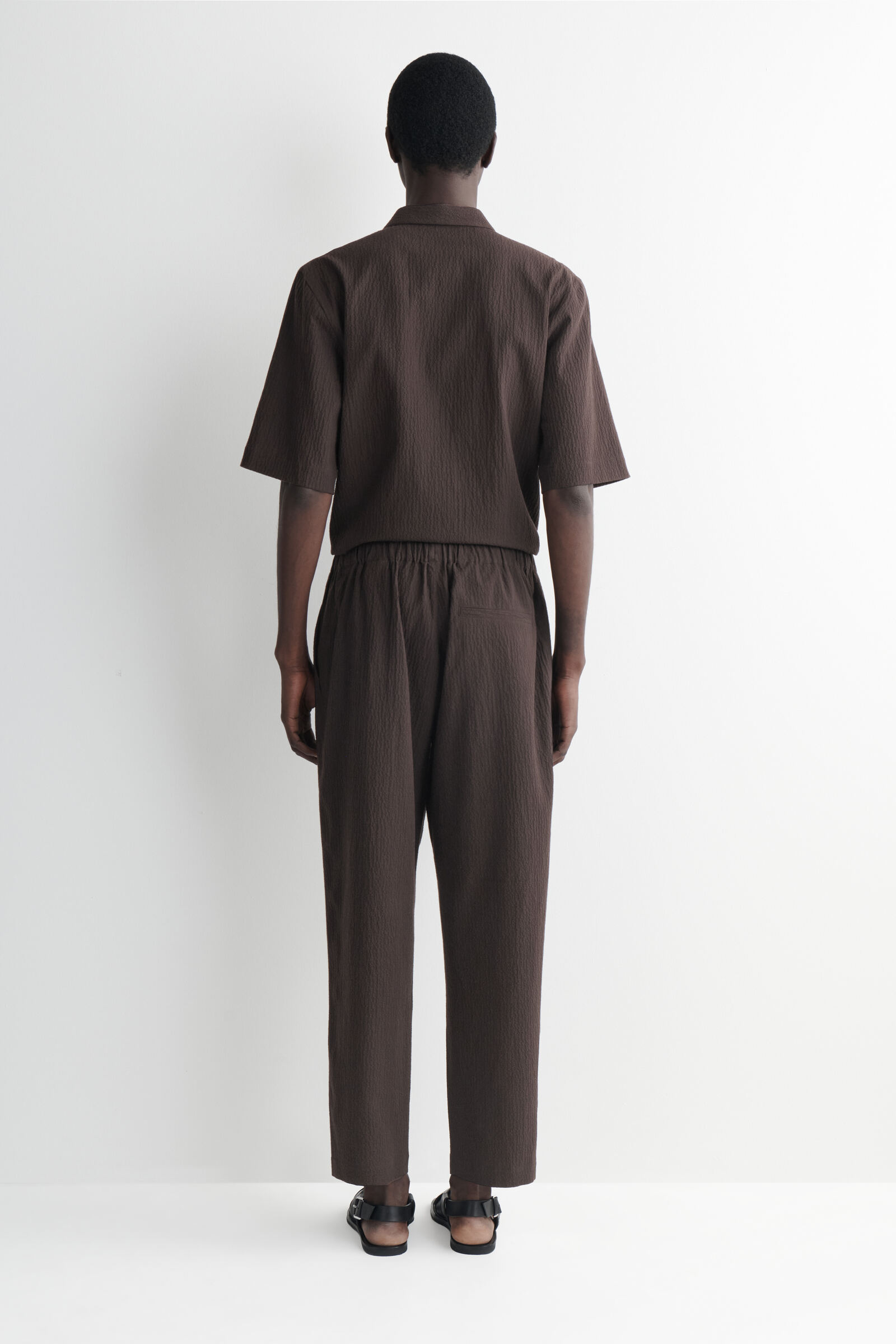 SEERSUCKER REGULAR-FIT TAPERED TROUSERS シアサッカー テーパード