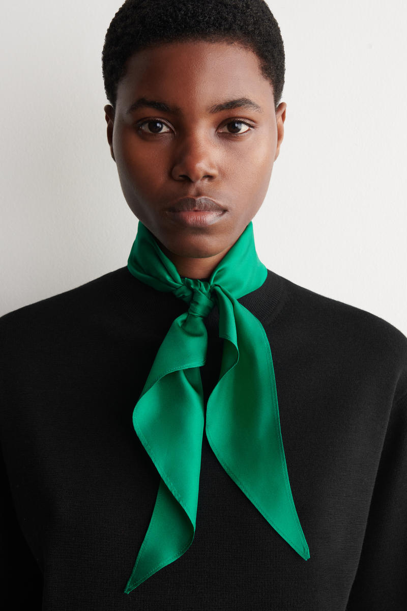 COS スカーフディテール メリノウールTシャツ