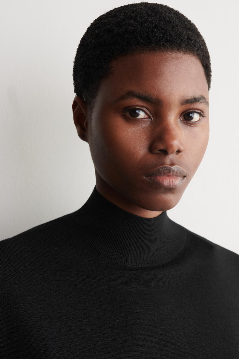 COS スカーフディテール メリノウールTシャツ